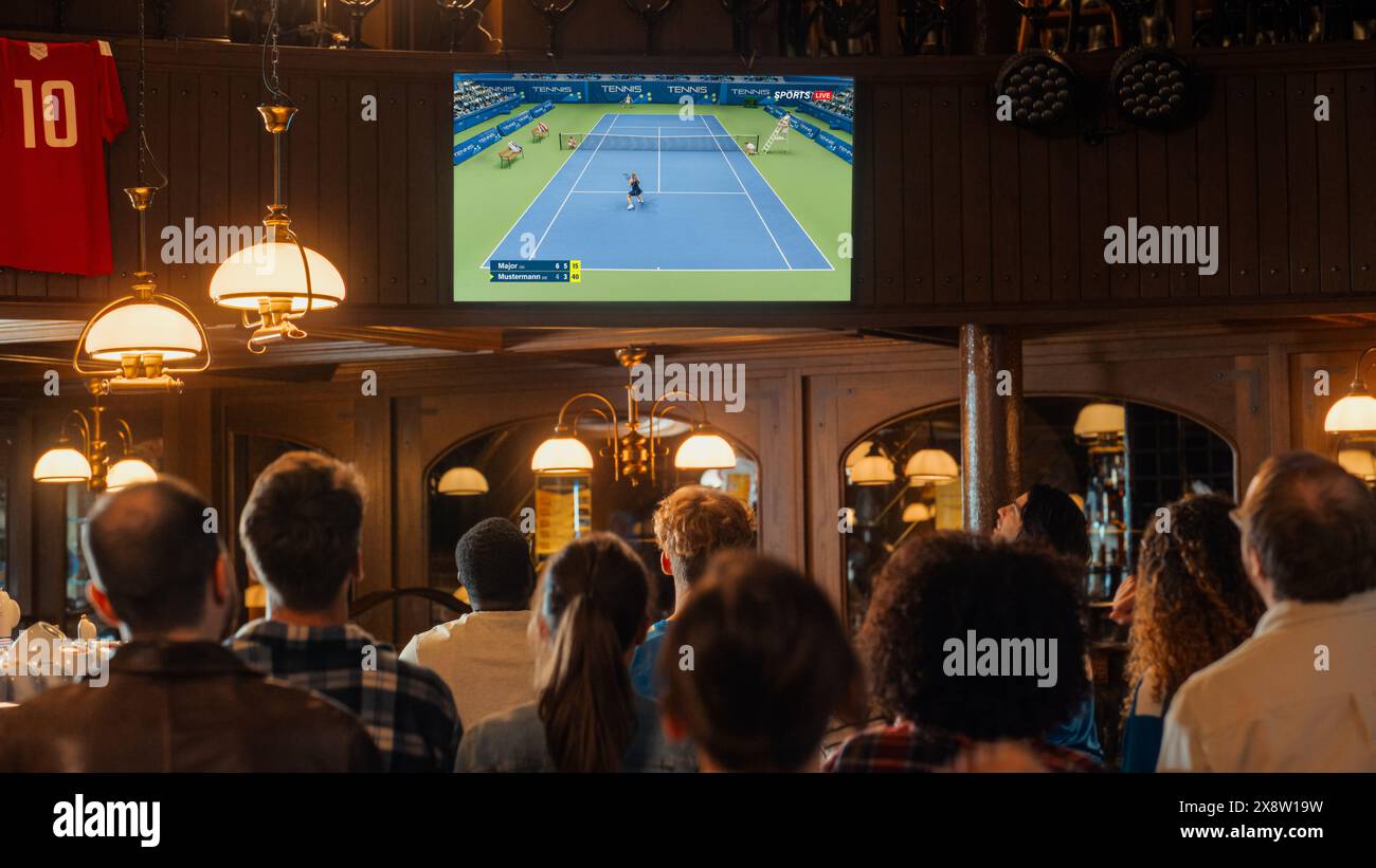 Gruppo di appassionati di tennis che guardano una trasmissione internazionale dal vivo in un bar dello sport in TV. People Cheering, Supporting Your Player. La folla diventa entusiasta quando l'atleta segna un gol e vince il campionato Foto Stock