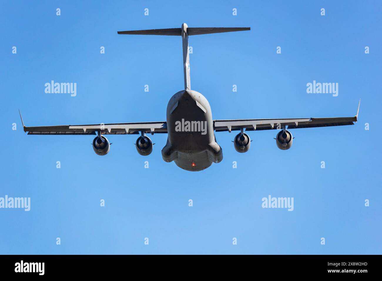 Papa, Ungheria - 14 maggio 2024: Aereo da trasporto strategico NATO SAC Heavy Airlift Wing Boeing C-17A Globemaster III presso la base aerea. Volo militare. Aviatio Foto Stock