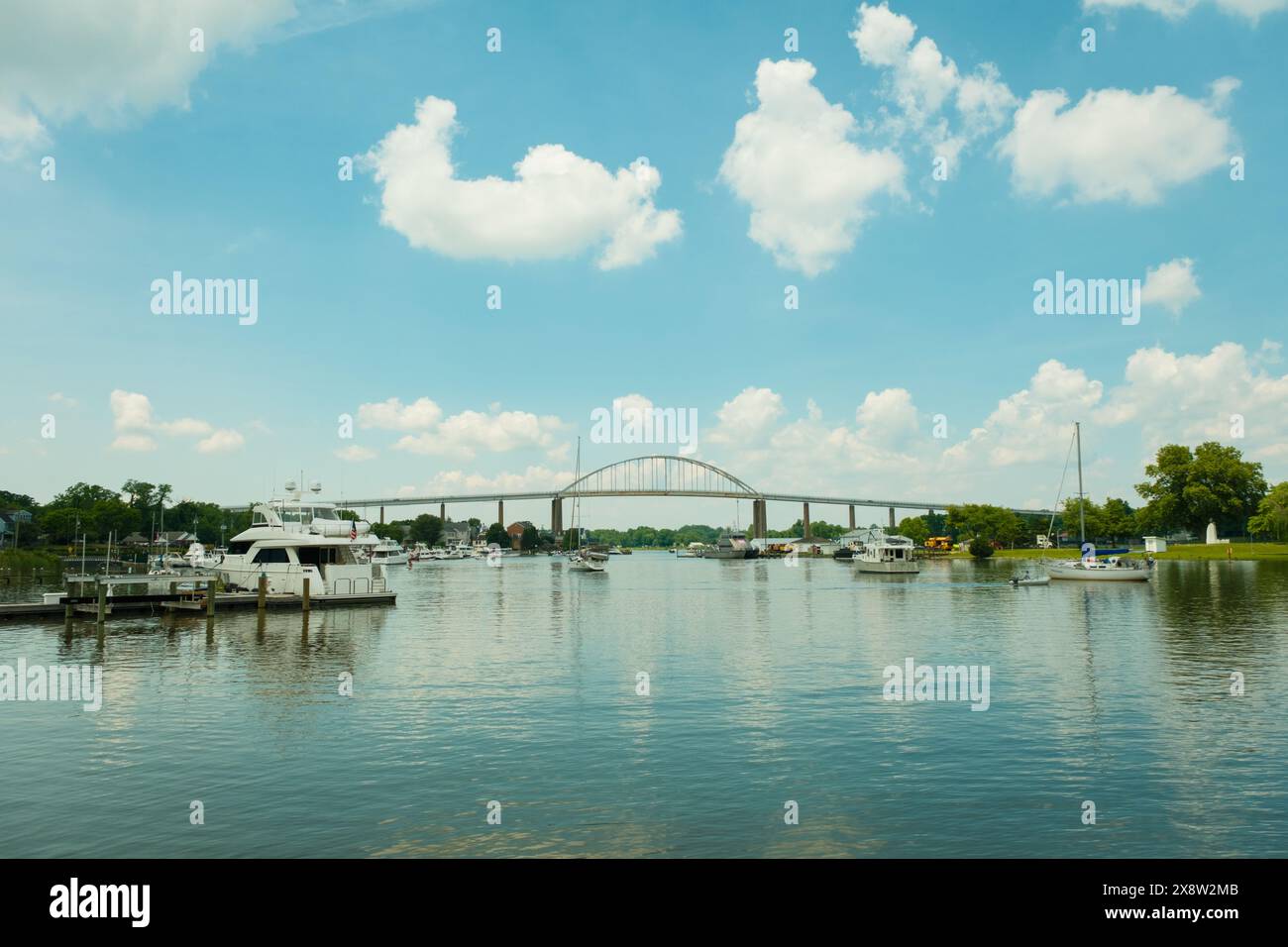 Vista delle barche nel porto e del ponte di Chesapeake City, Maryland Foto Stock