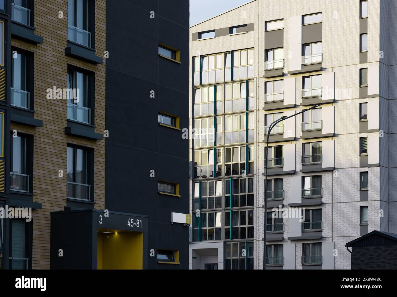 Edificio architettonico, appartamento urbano con facciata esterna moderna. Edificio residenziale con nuove finestre, edificio in costruzione in centro Foto Stock