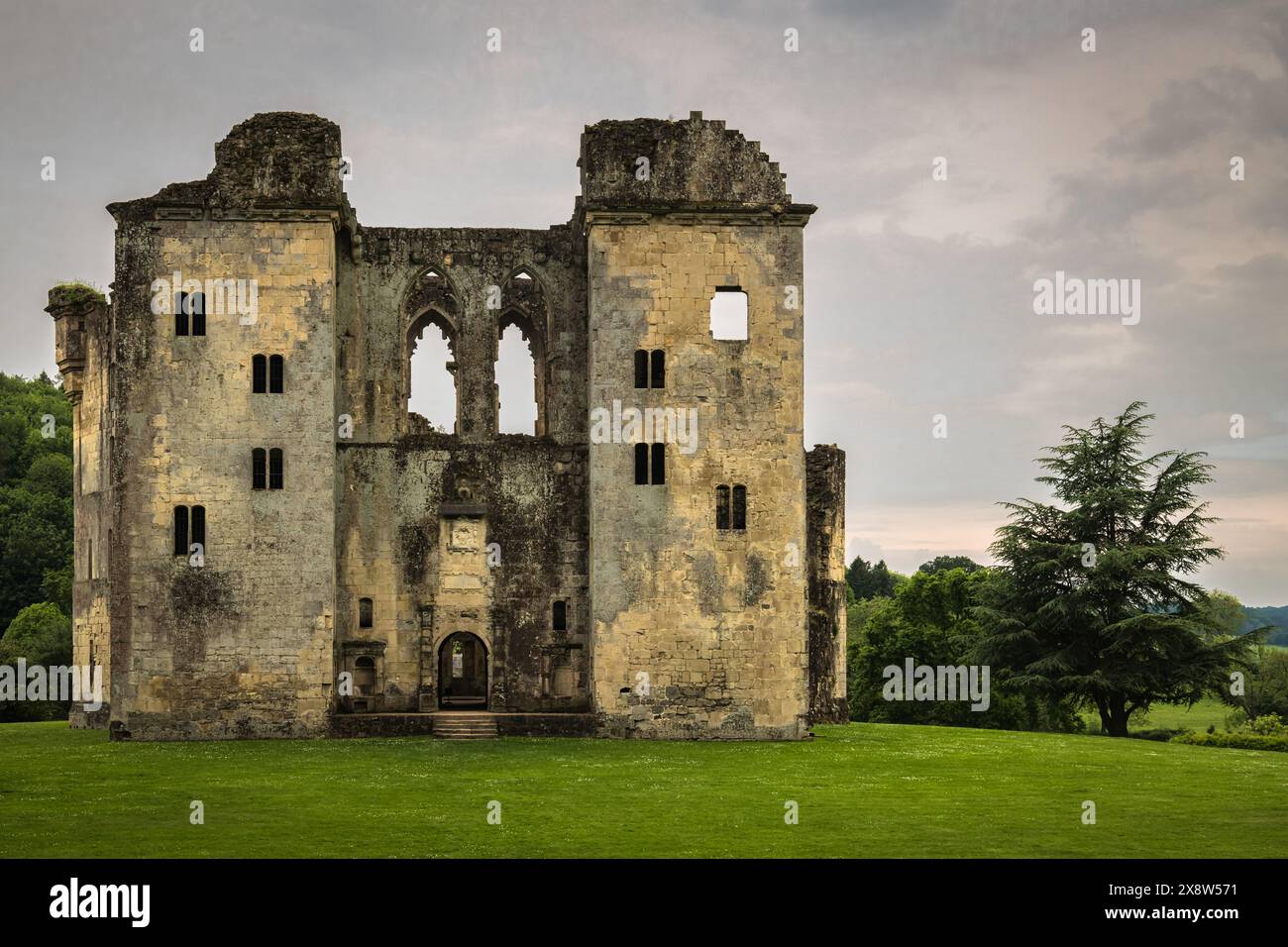 Un'immagine estiva HDR delle rovine del castello di Wardour nel Wiltshire, in Inghilterra. Una residenza Eliazabethan e campo di battaglia della Guerra civile inglese. 21 maggio 2024 Foto Stock