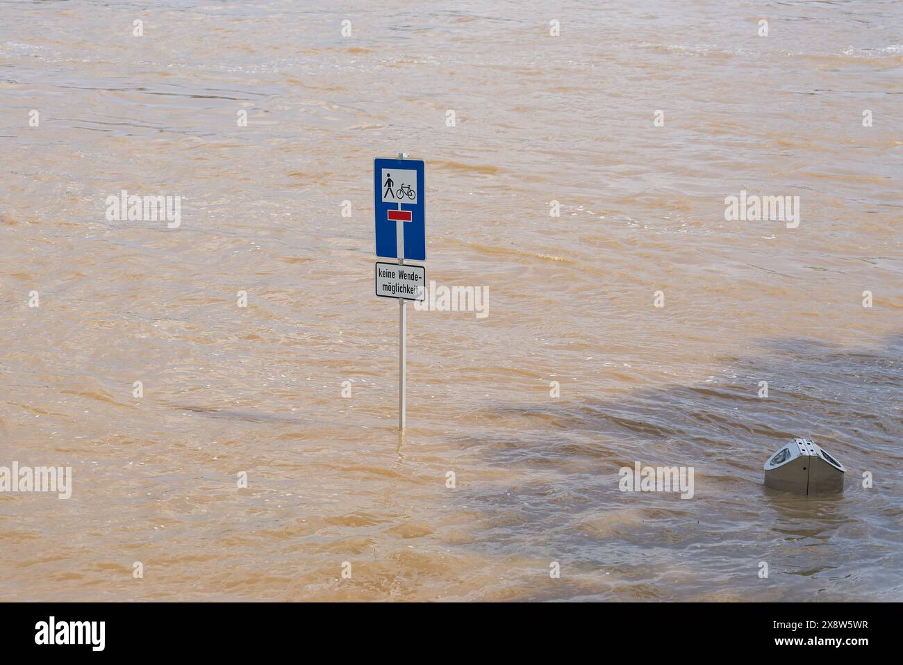 Cartello stradale sulla passeggiata allagata di Colonia con l'iscrizione tedesca keine Wendemöglichkeit. Traduzione: Nessuna possibilità di rotazione Foto Stock