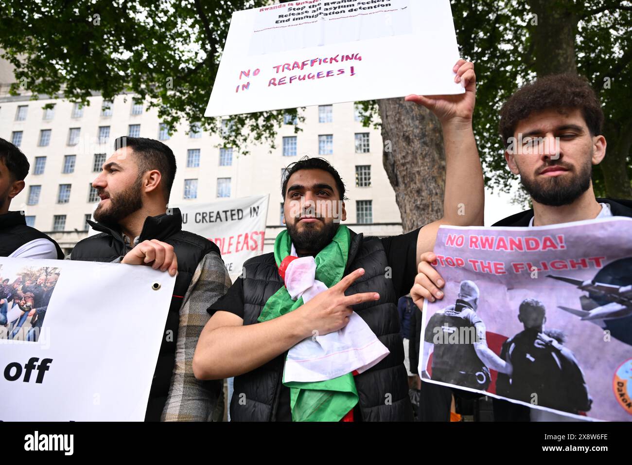 Londra, Inghilterra, Regno Unito. 27 maggio 2024. Una protesta organizzata dal Dakok Support Centre e dalla Federazione internazionale dei rifugiati iracheni si svolge a Londra sul disegno di legge del governo britannico del Ruanda. I manifestanti affermano che la ricerca di rifugiati è un diritto umano e che sono preoccupati per l'invio di rifugiati iracheni in Ruanda. (Immagine di credito: © Cal Ford/ZUMA Press Wire) SOLO PER USO EDITORIALE! Non per USO commerciale! Crediti: ZUMA Press, Inc./Alamy Live News Foto Stock