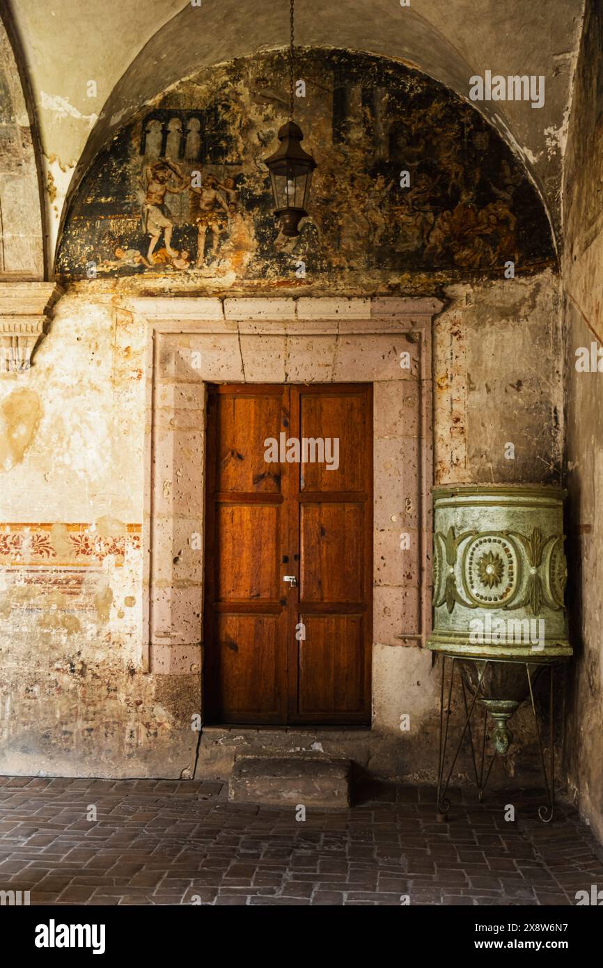 Yuriria, Messico, 26 maggio 2024: Vista esterna dell'ex convento agostiniano di San Pablo, costruito nell'anno 1550. Foto Stock