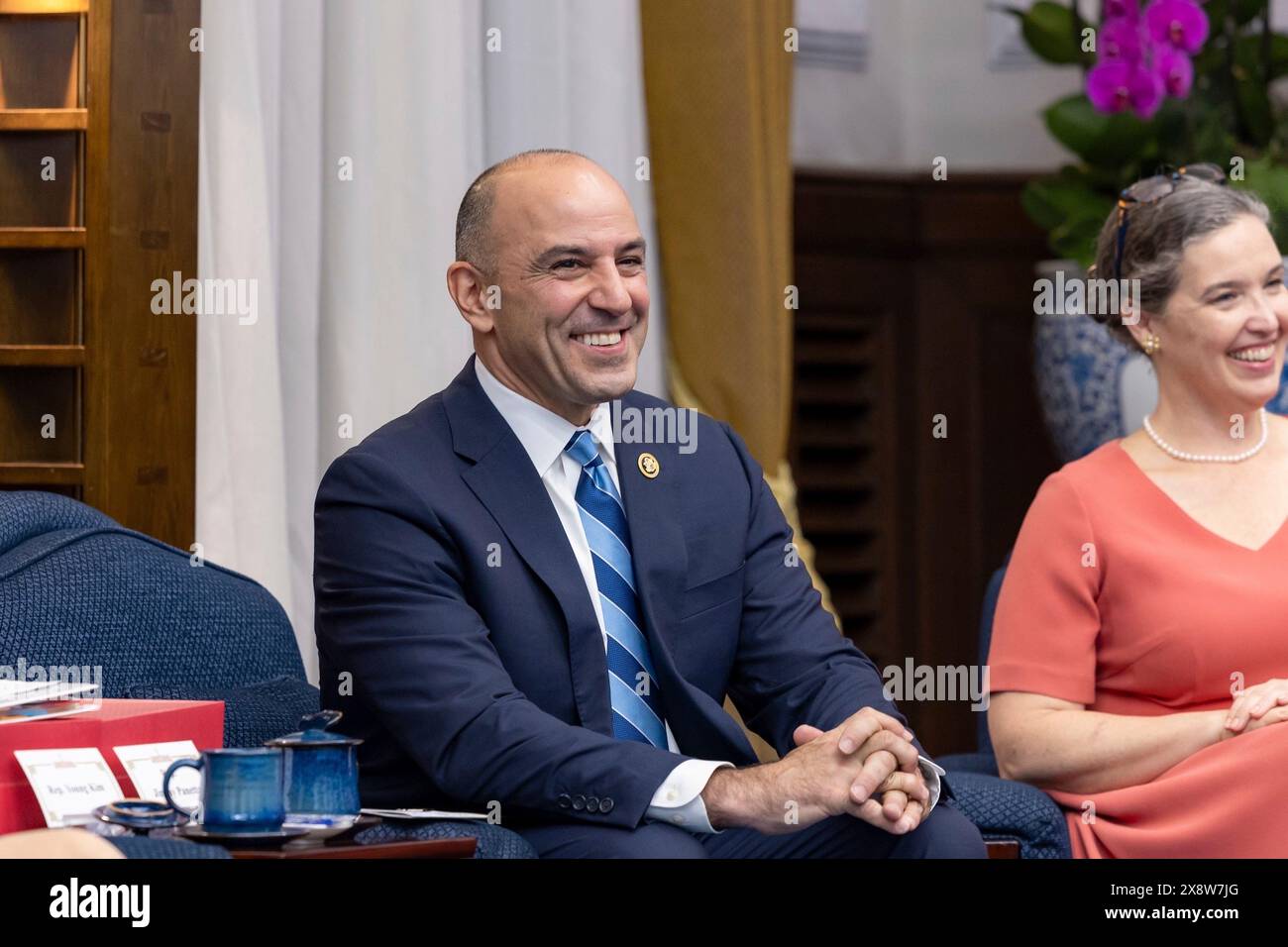 Taipei, Repubblica di Cina. 27 maggio 2024. U. Il rappresentante Jimmy Panetta, D-CA, sorride durante una riunione della delegazione bipartisan con il presidente di Taiwan Lai Ching-te, presso l'Ufficio presidenziale, il 27 maggio 2024, a Taipei, Taiwan. La visita è stata la prima dei politici americani da quando Lai è entrato in carica la settimana scorsa. Crediti: Liu Shu fu/Ufficio Presidenziale di Taiwan/Alamy Live News Foto Stock