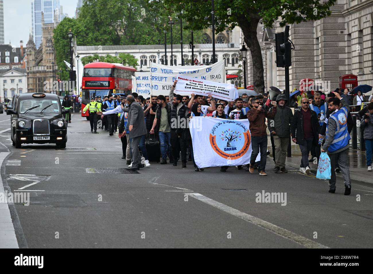 Londra, Inghilterra, Regno Unito. 27 maggio 2024. Una protesta organizzata dal Dakok Support Centre e dalla Federazione internazionale dei rifugiati iracheni si svolge a Londra sul disegno di legge del governo britannico del Ruanda. I manifestanti affermano che la ricerca di rifugiati è un diritto umano e che sono preoccupati per l'invio di rifugiati iracheni in Ruanda. (Immagine di credito: © Cal Ford/ZUMA Press Wire) SOLO PER USO EDITORIALE! Non per USO commerciale! Crediti: ZUMA Press, Inc./Alamy Live News Foto Stock