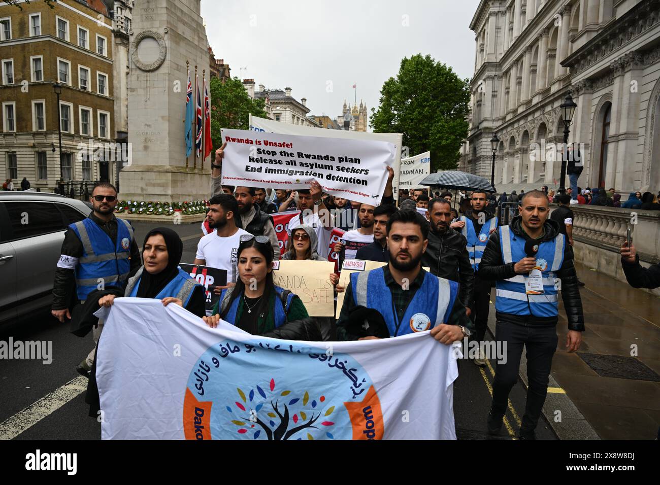 Londra, Inghilterra, Regno Unito. 27 maggio 2024. Una protesta organizzata dal Dakok Support Centre e dalla Federazione internazionale dei rifugiati iracheni si svolge a Londra sul disegno di legge del governo britannico del Ruanda. I manifestanti affermano che la ricerca di rifugiati è un diritto umano e che sono preoccupati per l'invio di rifugiati iracheni in Ruanda. (Immagine di credito: © Cal Ford/ZUMA Press Wire) SOLO PER USO EDITORIALE! Non per USO commerciale! Crediti: ZUMA Press, Inc./Alamy Live News Foto Stock