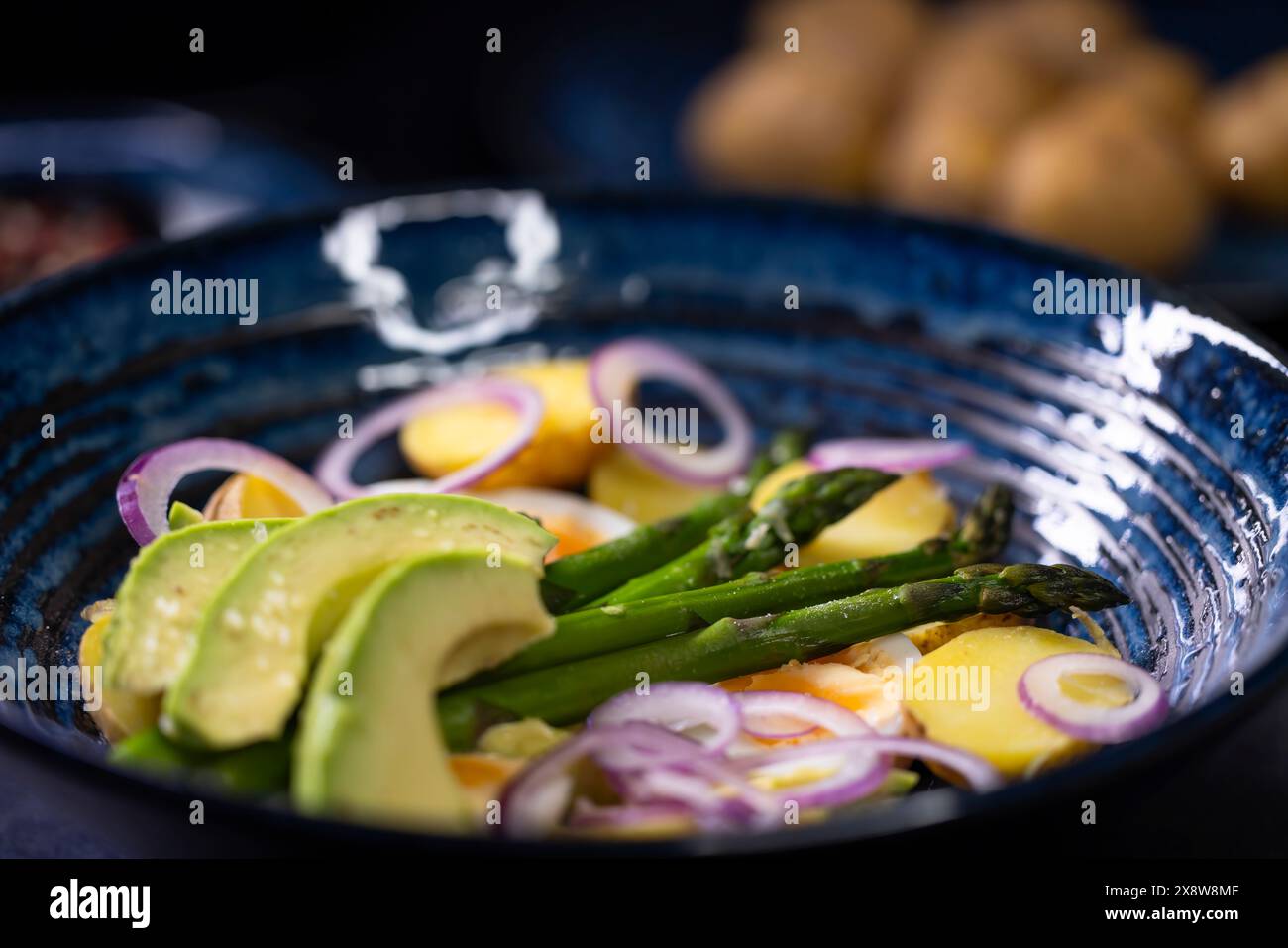Insalata di patate con avocado, asparagi verdi e uova Foto Stock