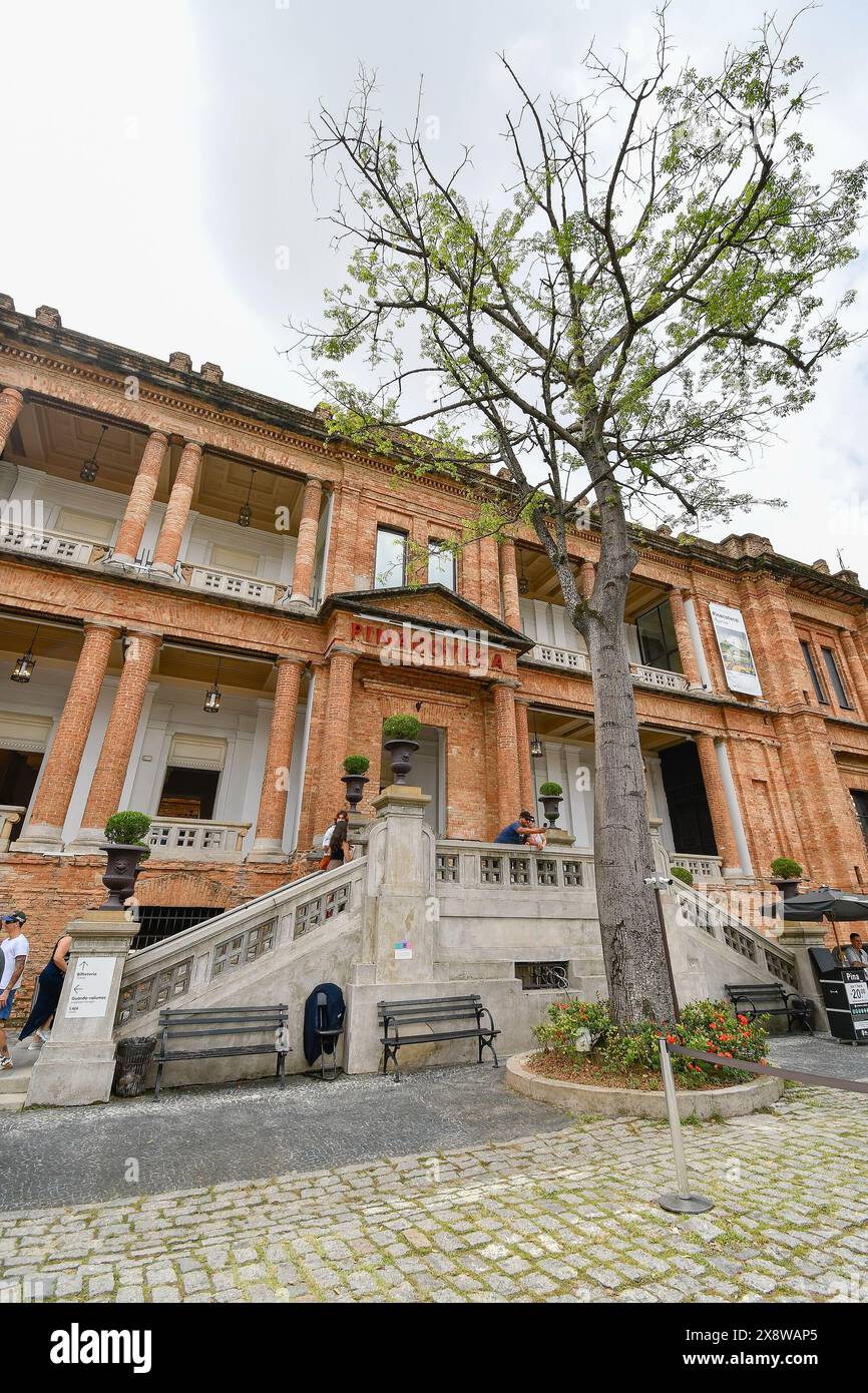 San Paolo, SP, Brasile - 06 aprile 2024: Vista dell'esterno della Pinacoteca di San Paolo, museo d'arte. Foto Stock