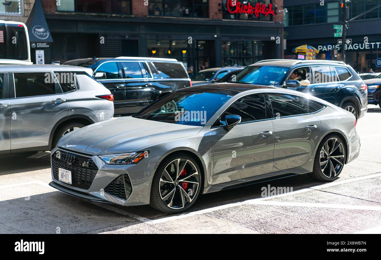 New York City, USA - 11 novembre 2023: Audi RS7 sportback 2021 color argento, vista laterale. Foto Stock