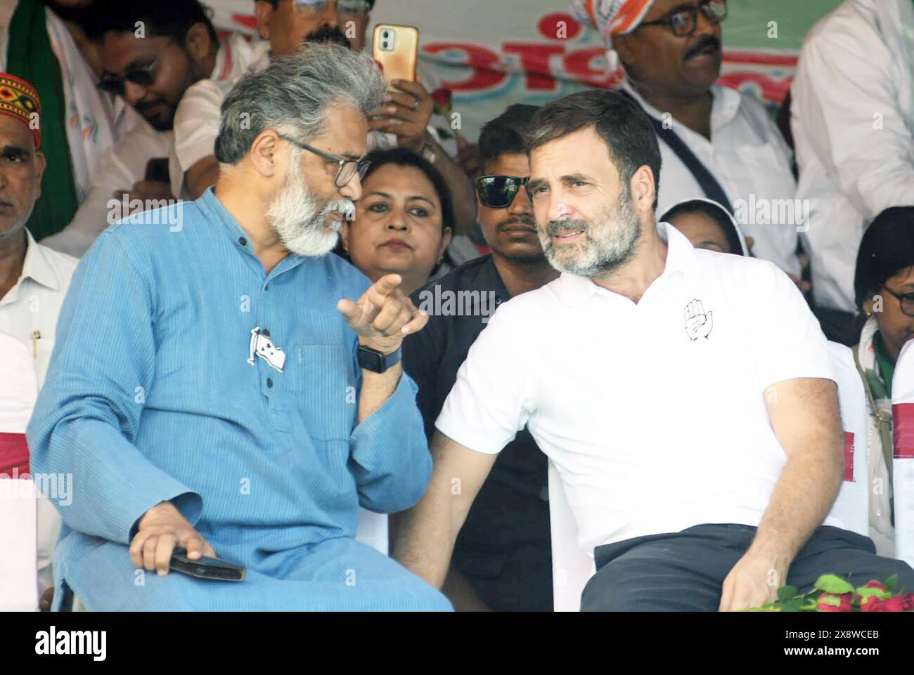 India. 27 maggio 2024. PATNA, INDIA - MAGGIO 27: Leader del Congresso Rahul Gandhi con il segretario generale del CPI-ML Dipankar Bhattacharya durante un incontro pubblico a favore del Congresso di alleanza INDIA Patna Sahib candidato Anshul Abhijeet Kushwaha per le elezioni Lok Sabha a Khusrupur il 27 maggio 2024 a Patna, India. (Foto di Santosh Kumar/Hindustan Times/Sipa USA) credito: SIPA USA/Alamy Live News Foto Stock