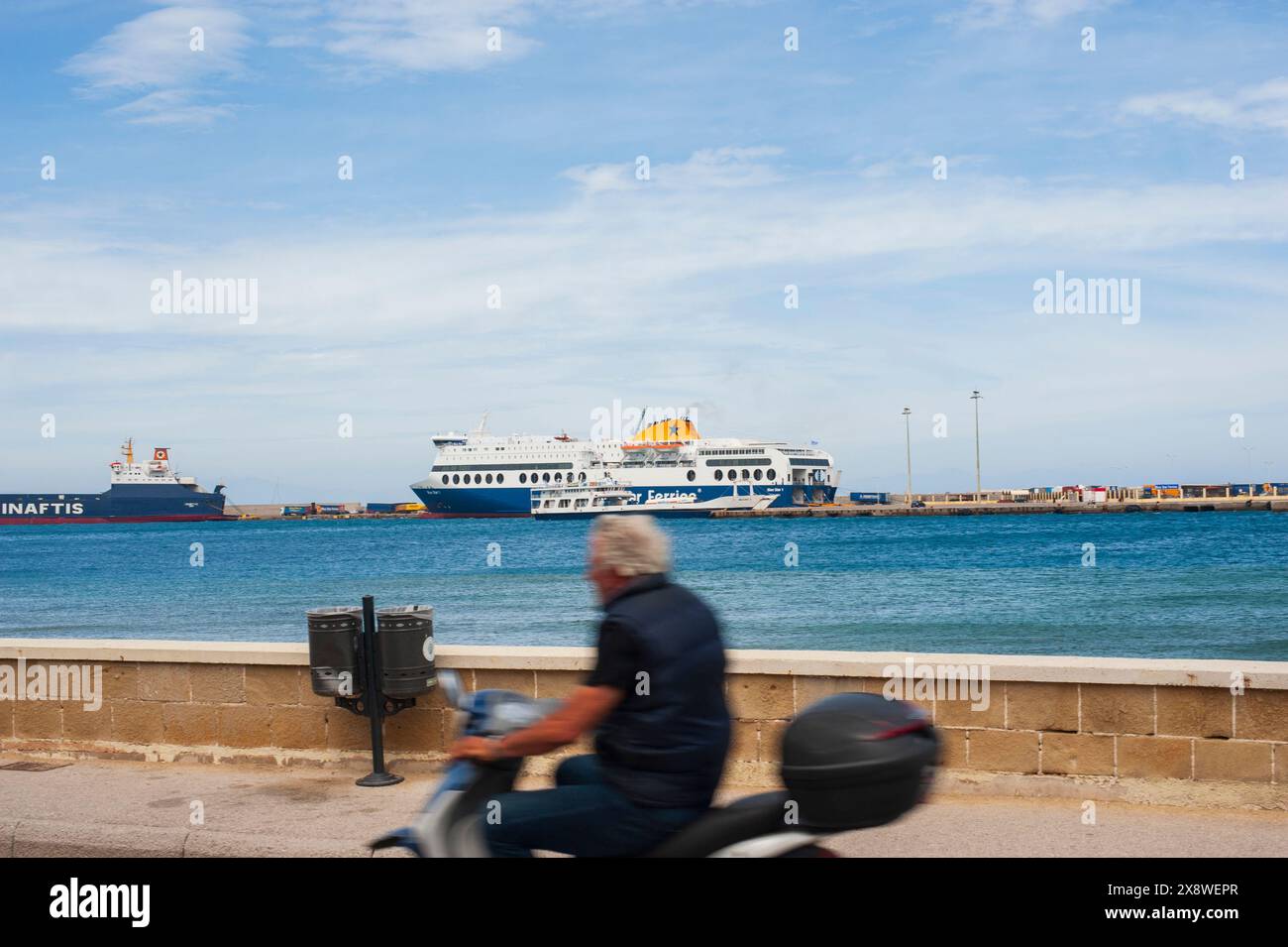 Der Mann und das Kreuzfahrtschiff Foto Stock