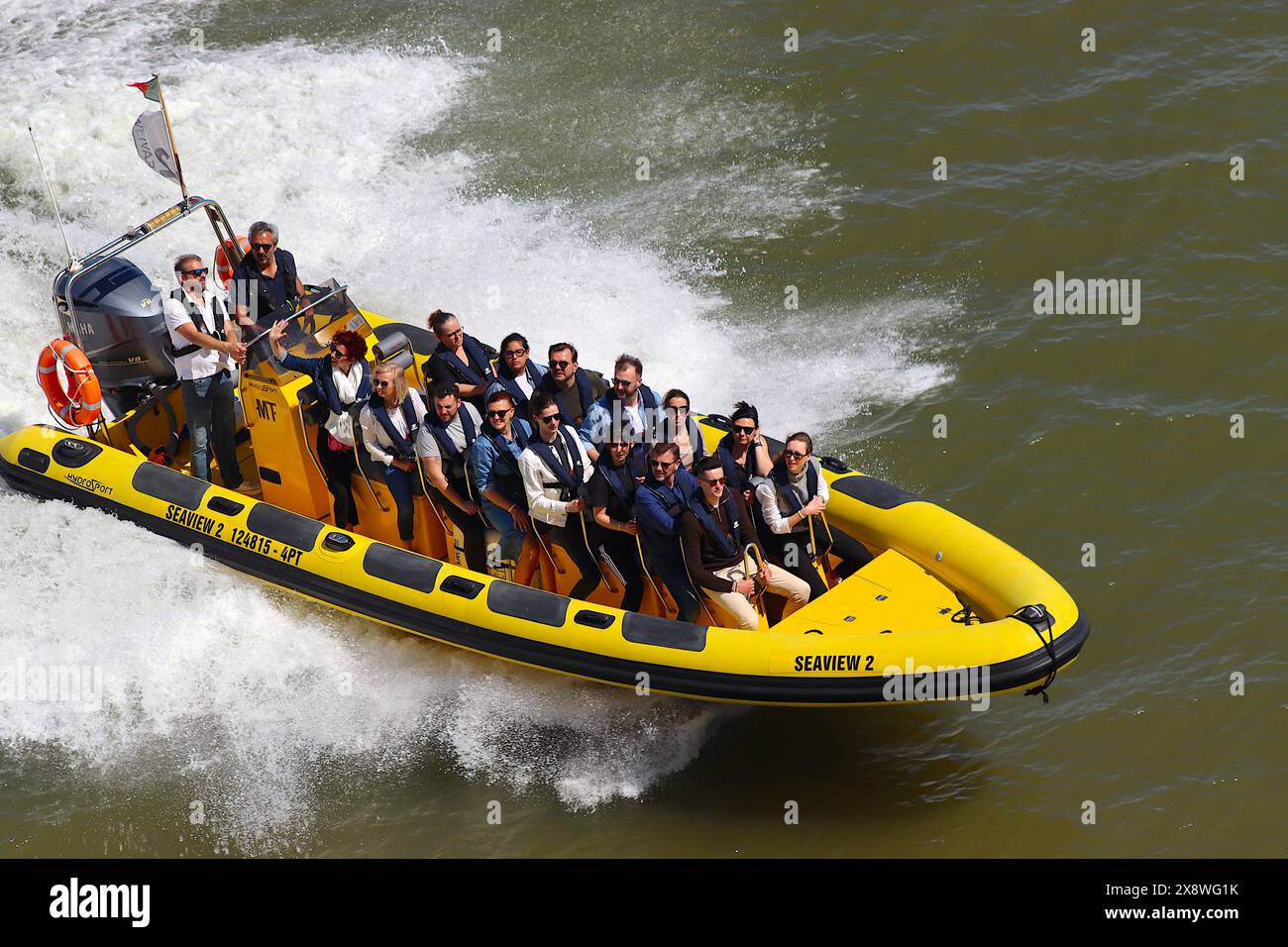 Un grande GOMMONE (Rigid Inflatable Boat) alimentato da un motore fuoribordo che viaggia lungo il fiume Tago, Lisbona, con un complimento di 15 passeggeri. Foto Stock