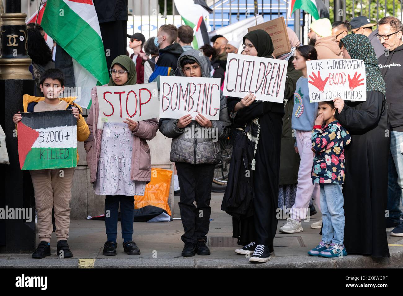 Londra, Regno Unito. 27 maggio 2024. Diverse centinaia di sostenitori palestinesi protestano a Whitehall, di fronte alla residenza di Downing Street del primo ministro Rishi Sunak, a seguito di attacchi aerei israeliani sulle tende che ospitano sfollati a Rafah, Gaza, che hanno ucciso decine di civili. I manifestanti hanno chiesto al Regno Unito di smettere di armare Israele, di porre fine alla cooperazione militare e al sostegno politico e di sanzioni contro Israele. Crediti: Ron Fassbender/Alamy Live News Foto Stock