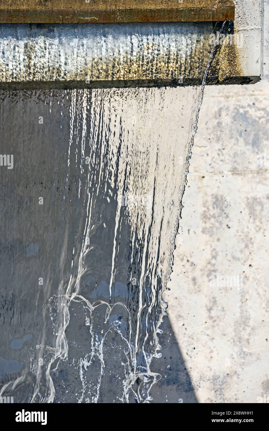 l'acqua viene utilizzata per catalizzare determinate reazioni e trattare i rifiuti organici 2 Foto Stock