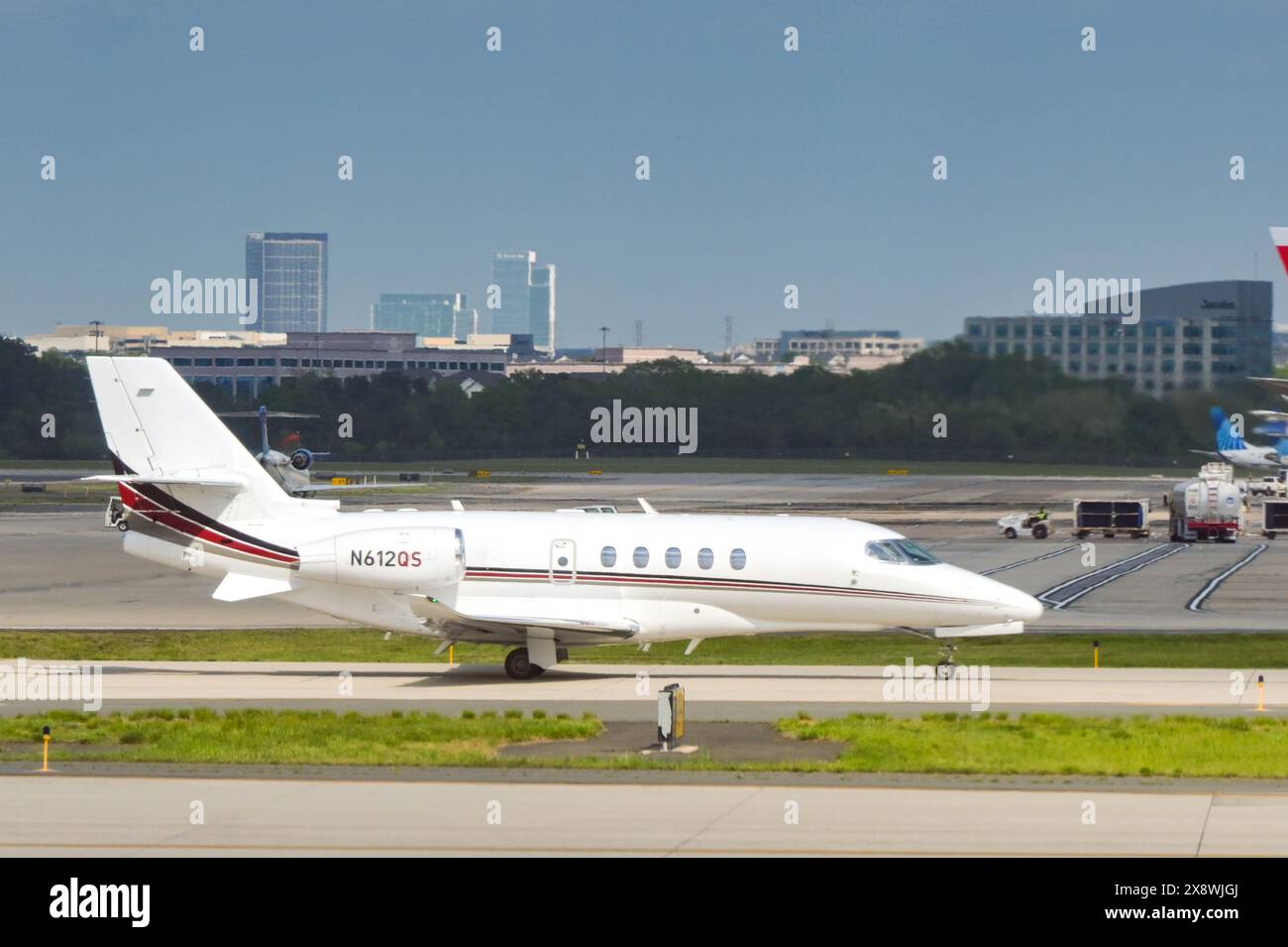 Washington DC, USA - 29 aprile 2024: Cessna 680A Citation Latitude jet executive privato (registrazione N612QS) operato da NETJETS all'aeroporto di Dulles Foto Stock