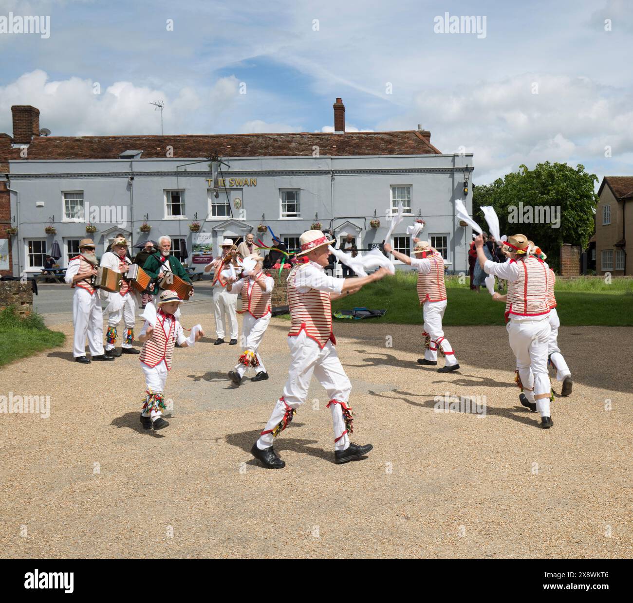Thaxted Morris Men Dancing a Thaxted Churchyard Thaxted Essex Foto Stock