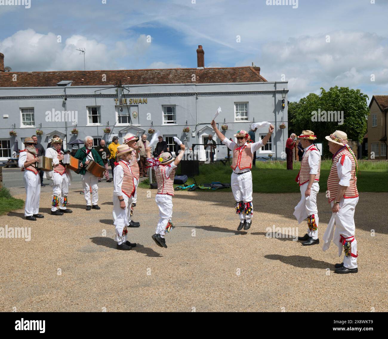 Thaxted Morris Men Dancing a Thaxted Churchyard Thaxted Essex Foto Stock