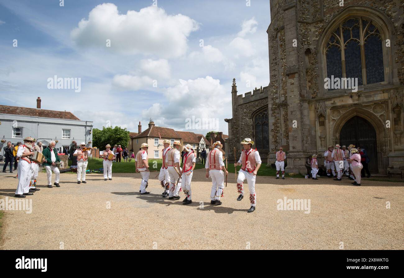 Thaxted Morris Men Dancing a Thaxted Churchyard Thaxted Essex Foto Stock
