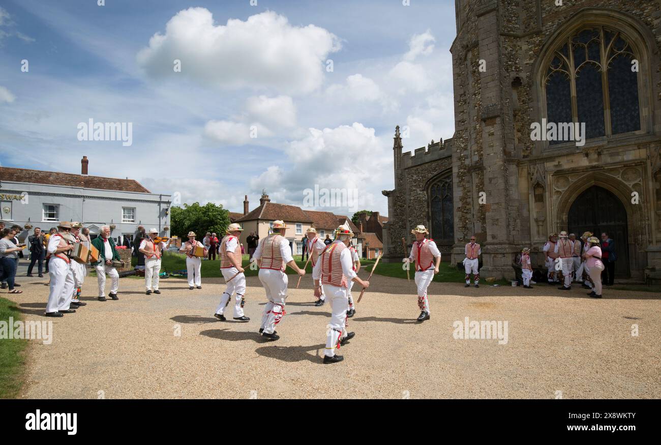 Thaxted Morris Men Dancing a Thaxted Churchyard Thaxted Essex Foto Stock