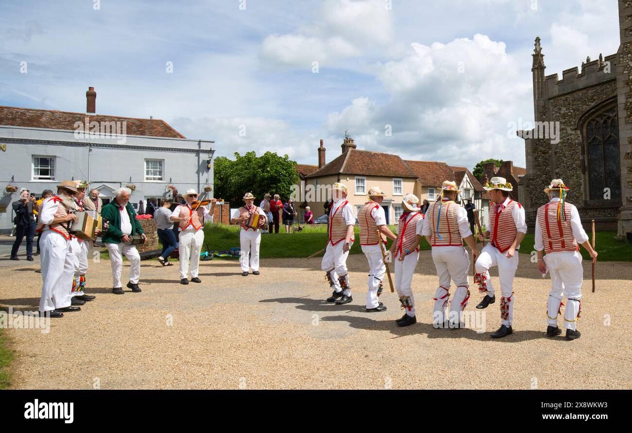 Thaxted Morris Men Dancing a Thaxted Churchyard Thaxted Essex Foto Stock