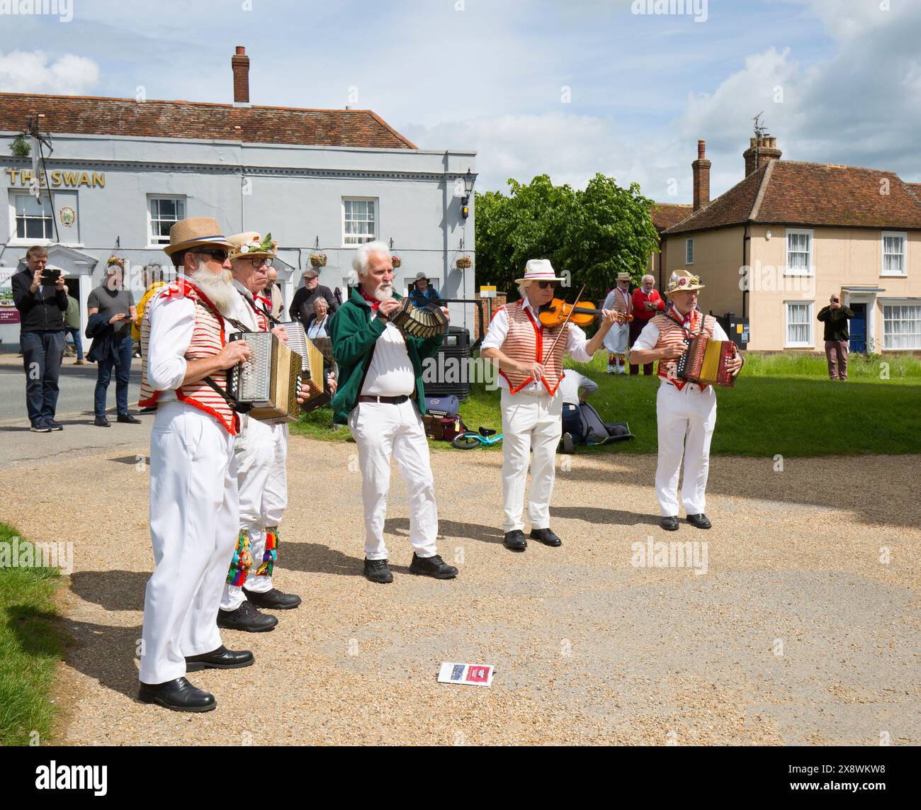 Thaxted Morris Men Dancing a Thaxted Churchyard Thaxted Essex Foto Stock