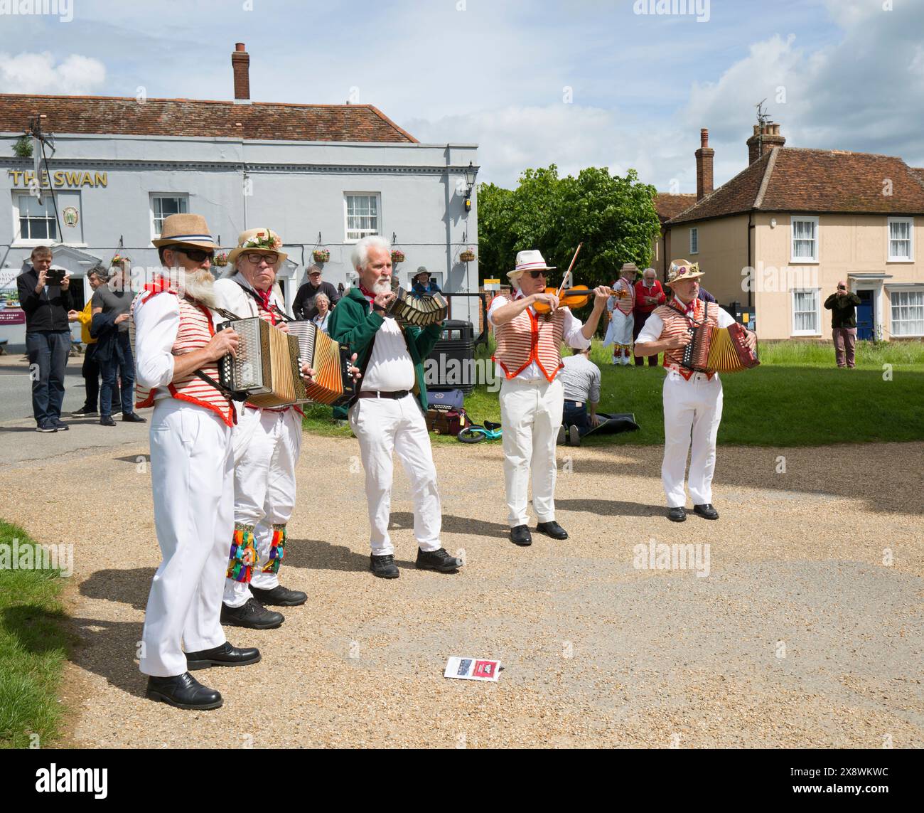 Thaxted Morris Men Dancing a Thaxted Churchyard Thaxted Essex Foto Stock
