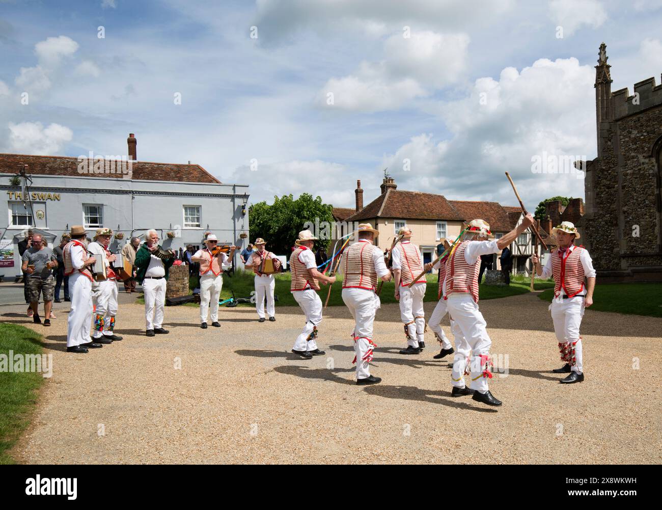 Thaxted Morris Men Dancing a Thaxted Churchyard Thaxted Essex Foto Stock