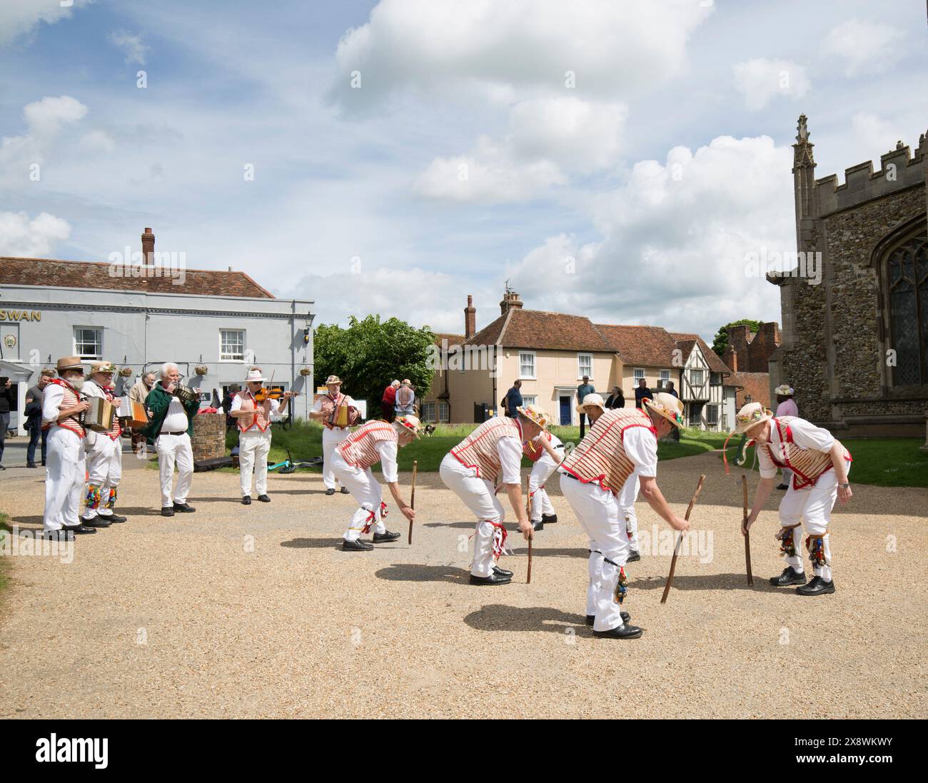 Thaxted Morris Men Dancing a Thaxted Churchyard Thaxted Essex Foto Stock