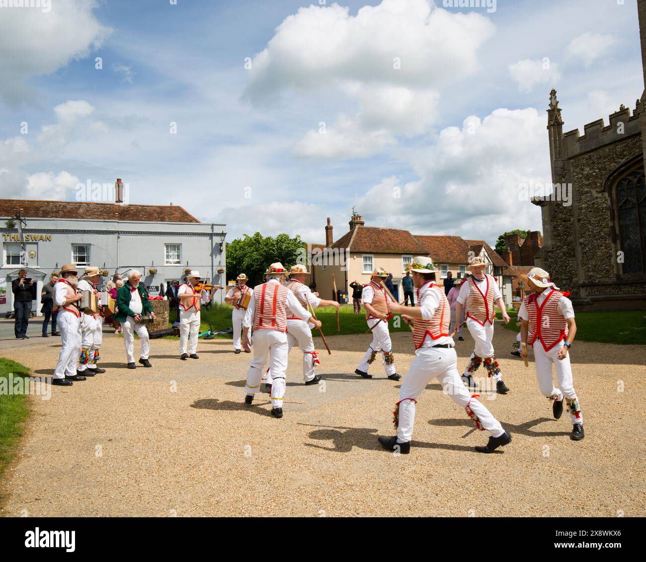 Thaxted Morris Men Dancing a Thaxted Churchyard Thaxted Essex Foto Stock