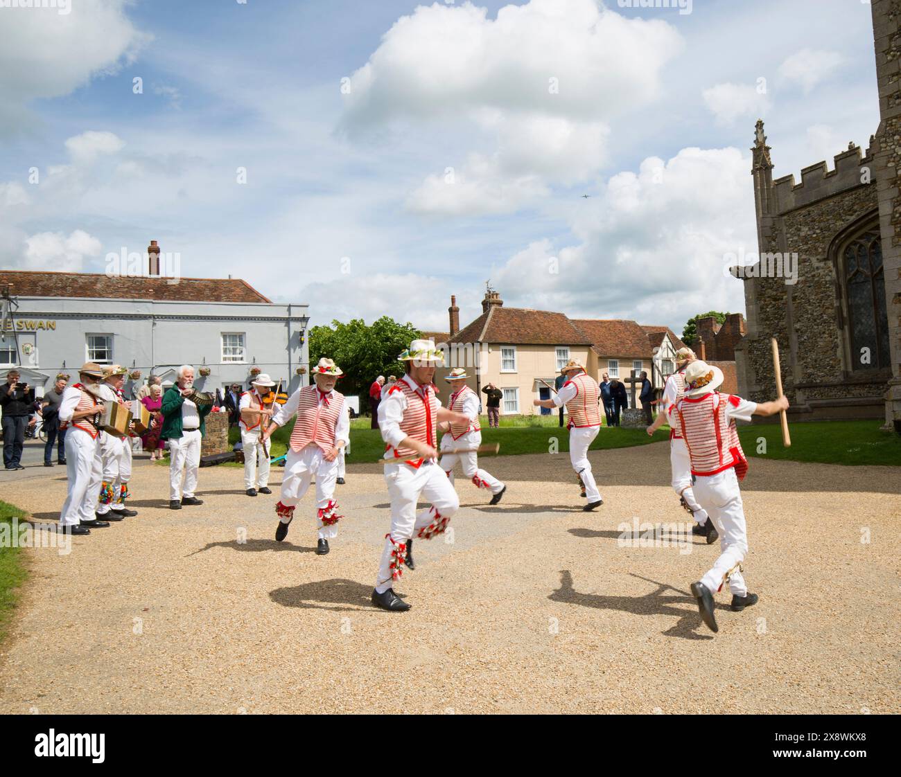 Thaxted Morris Men Dancing a Thaxted Churchyard Thaxted Essex Foto Stock