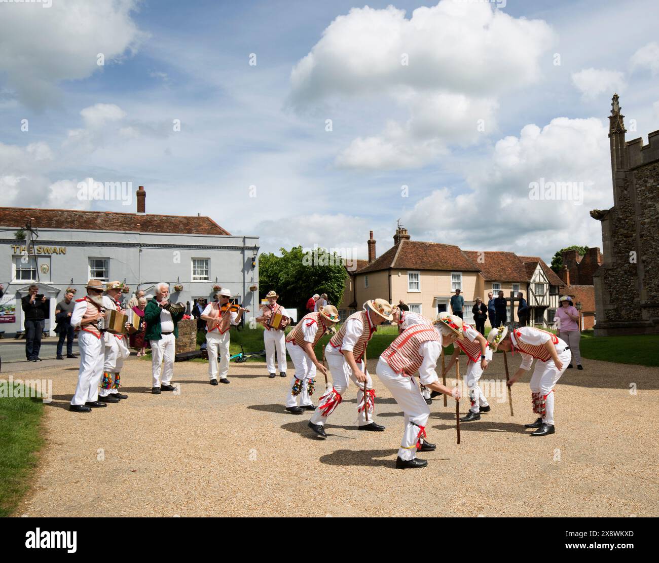 Thaxted Morris Men Dancing a Thaxted Churchyard Thaxted Essex Foto Stock