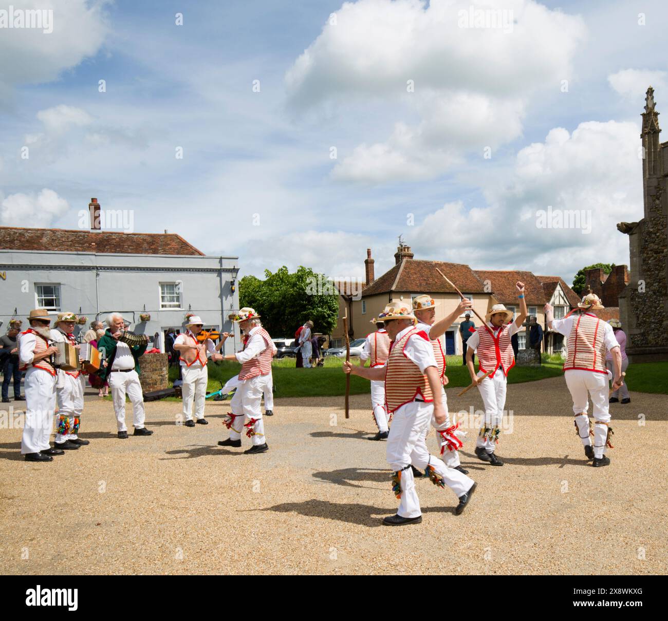Thaxted Morris Men Dancing a Thaxted Churchyard Thaxted Essex Foto Stock