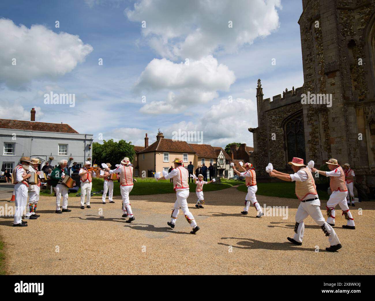 Thaxted Morris Men Dancing a Thaxted Churchyard Thaxted Essex Foto Stock