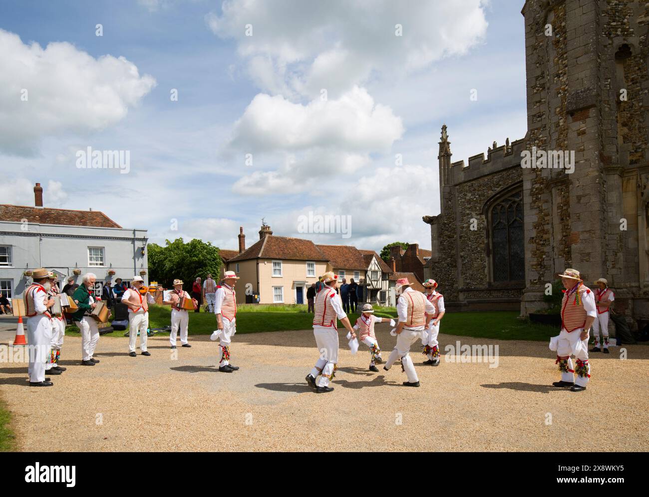 Thaxted Morris Men Dancing a Thaxted Churchyard Thaxted Essex Foto Stock