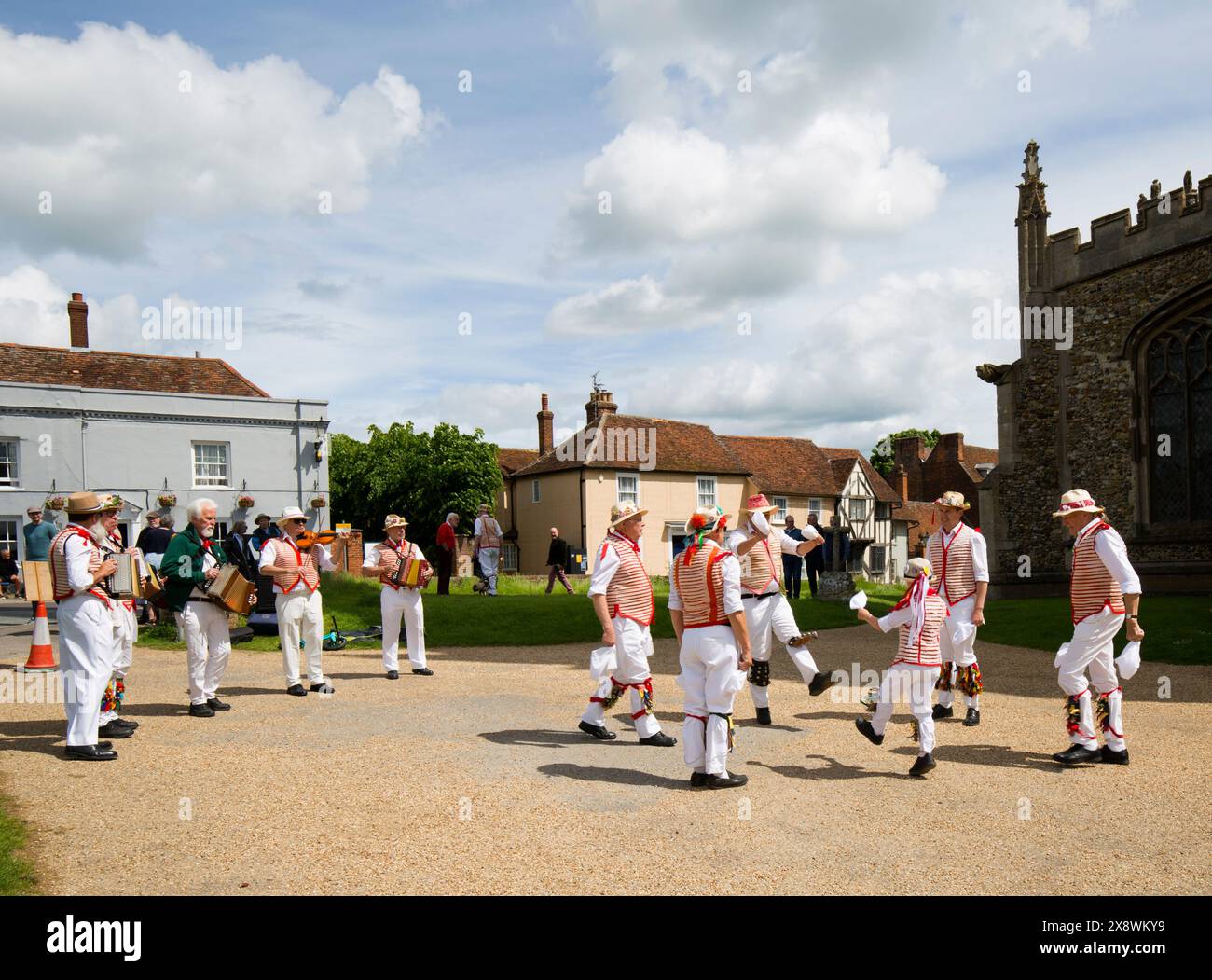 Thaxted Morris Men Dancing a Thaxted Churchyard Thaxted Essex Foto Stock