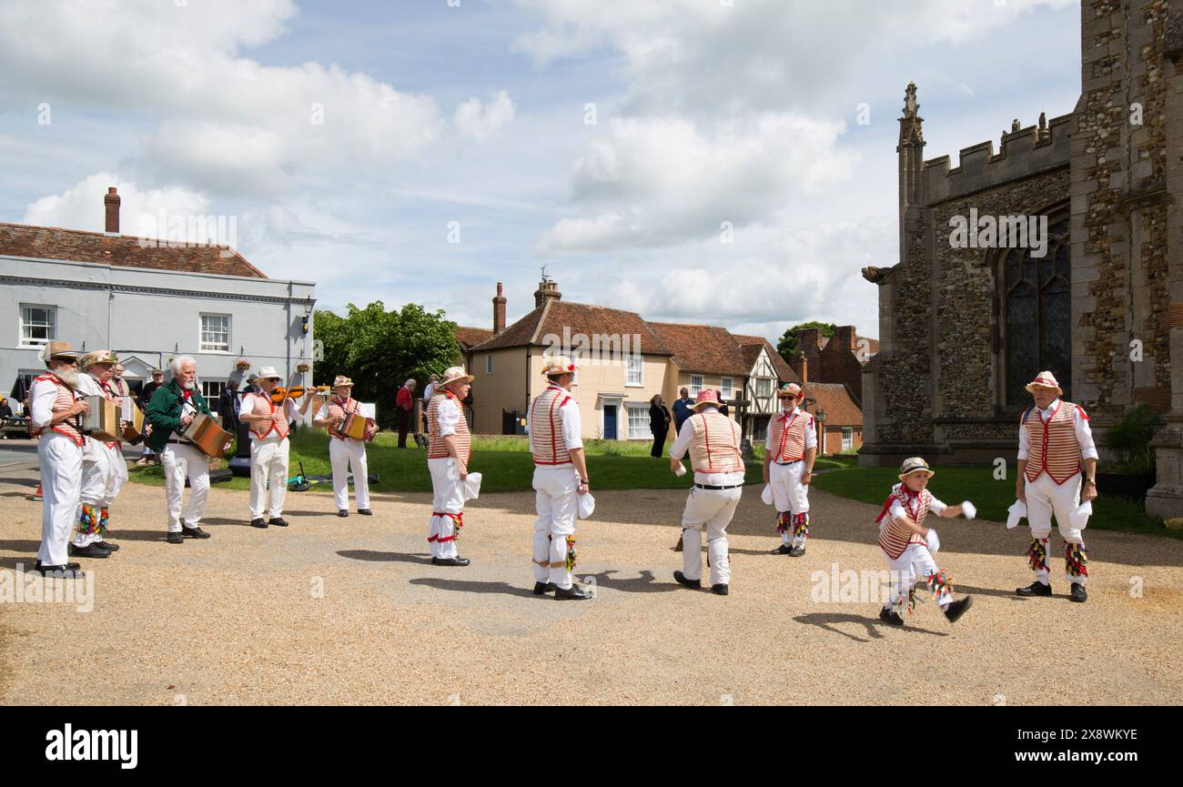 Thaxted Morris Men Dancing a Thaxted Churchyard Thaxted Essex Foto Stock