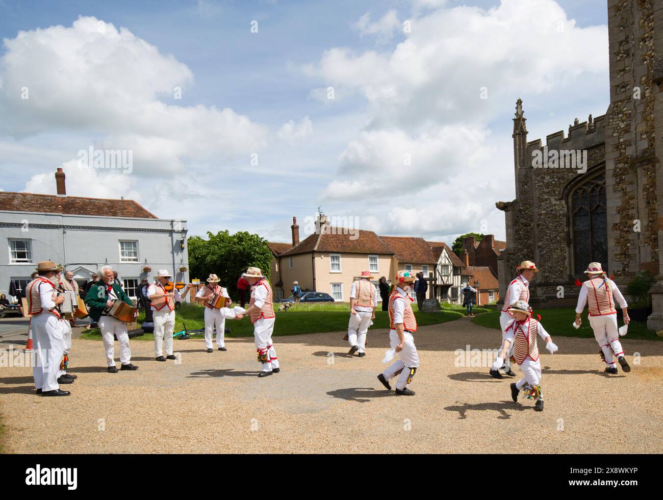 Thaxted Morris Men Dancing a Thaxted Churchyard Thaxted Essex Foto Stock