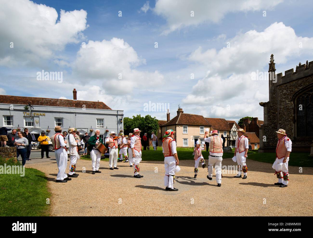 Thaxted Morris Men Dancing a Thaxted Churchyard Thaxted Essex Foto Stock