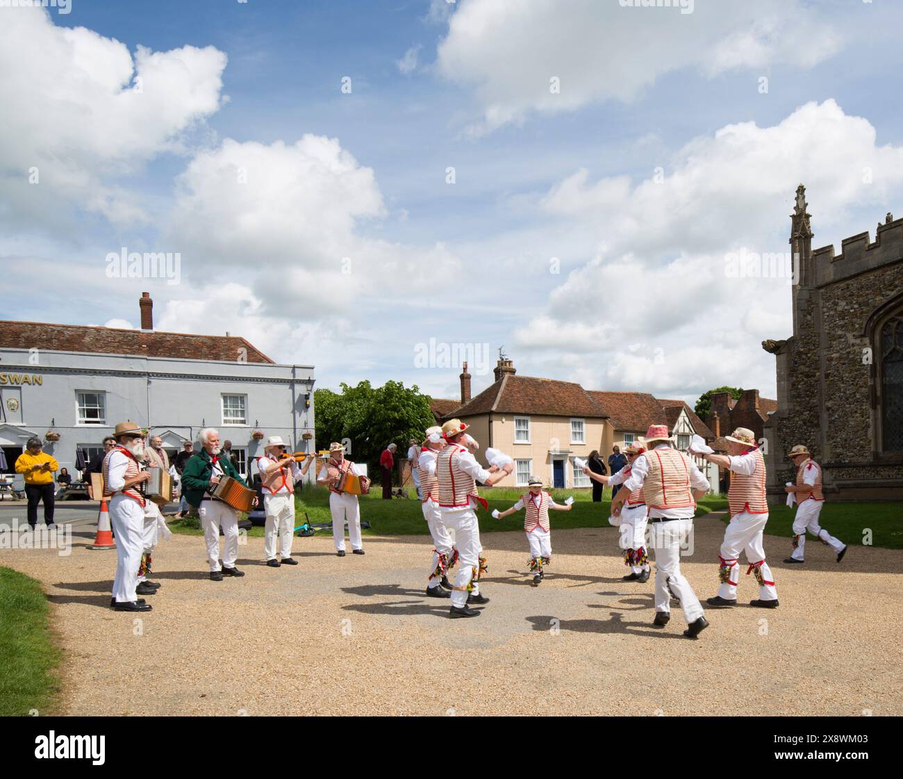 Thaxted Morris Men Dancing a Thaxted Churchyard Thaxted Essex Foto Stock