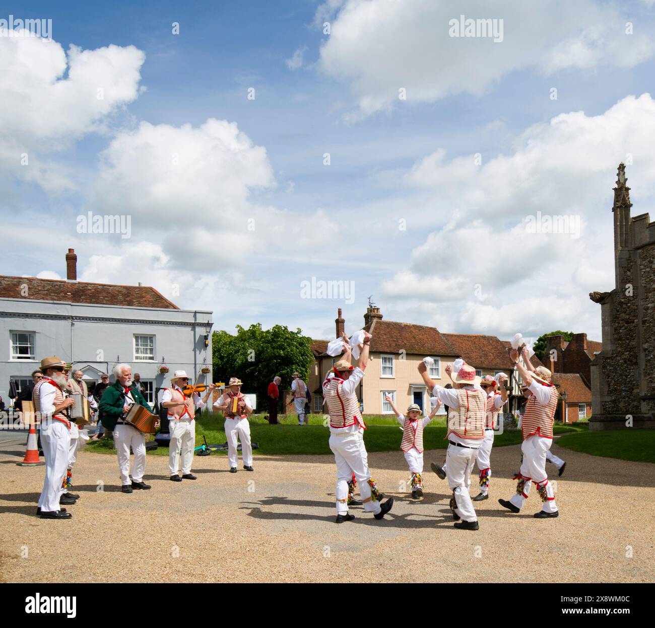 Thaxted Morris Men Dancing a Thaxted Churchyard Thaxted Essex Foto Stock