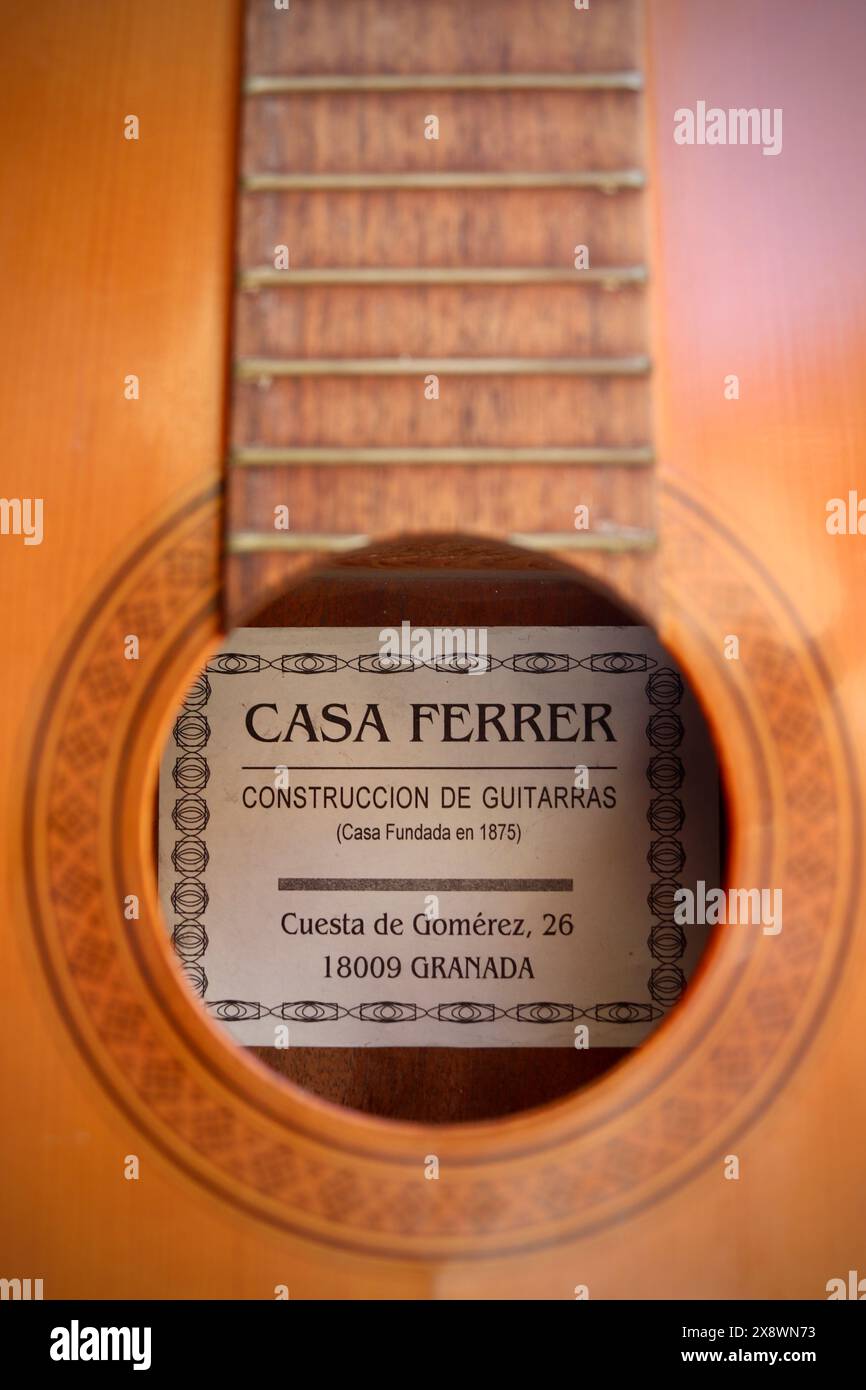 Nuove chitarre in vendita presso Casa Ferrer, produttore di chitarre acustiche classiche, Granada, Spagna Foto Stock