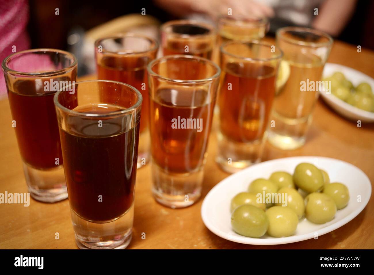 Taberna la Manzanilla a Cadice, Spagna, che vende solo la specialità locale Sherry. Un posto meraviglioso per assaggiare la gamma di vini dolci e sherry Foto Stock