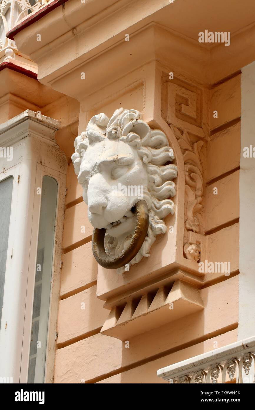 Dettaglio architettonico dalla parete esterna dell'Ufficio del Rettore, Università di Cadice, Spagna Foto Stock