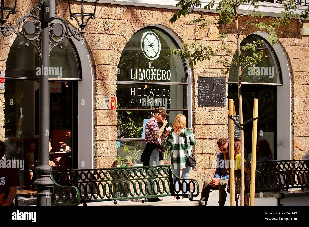 La famosa gelateria El Limonero di Cadice, in Spagna, serve i gelati più deliziosi e insoliti di tutta la città e non solo Foto Stock