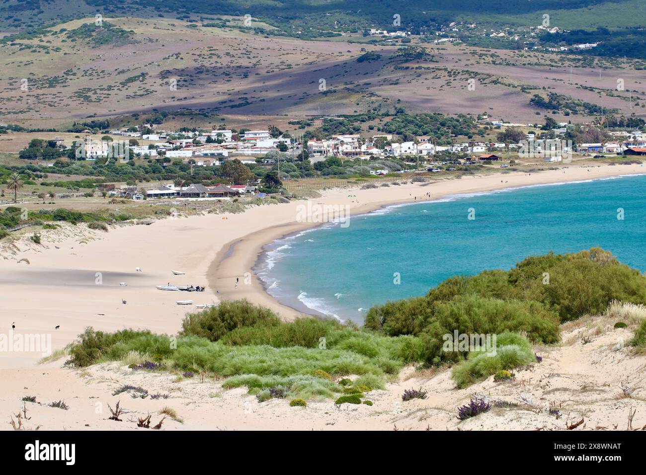 Le rovine romane di Baelo Claudia vicino a Cadice, in Spagna, viste dalle impressionanti dune di sabbia di Duna de Bolonia Foto Stock