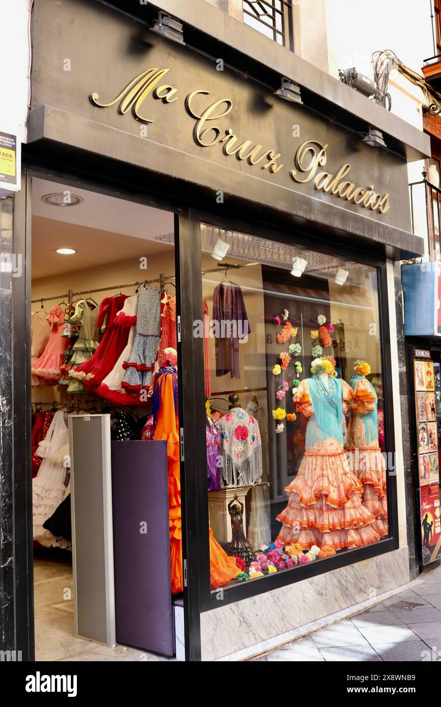 Il tradizionale negozio di abbigliamento di flamenco M Cruz Palacios, Siviglia, Spagna Foto Stock