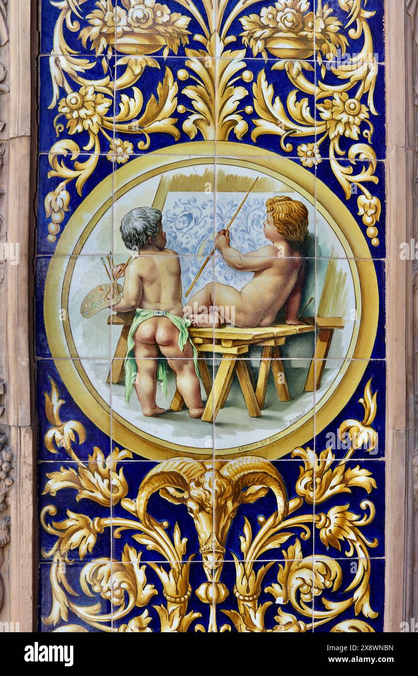Piastrelle ornate dipinte, o azulejos, che mostrano i cherubini che si godono la loro visita a Siviglia, in Spagna Foto Stock