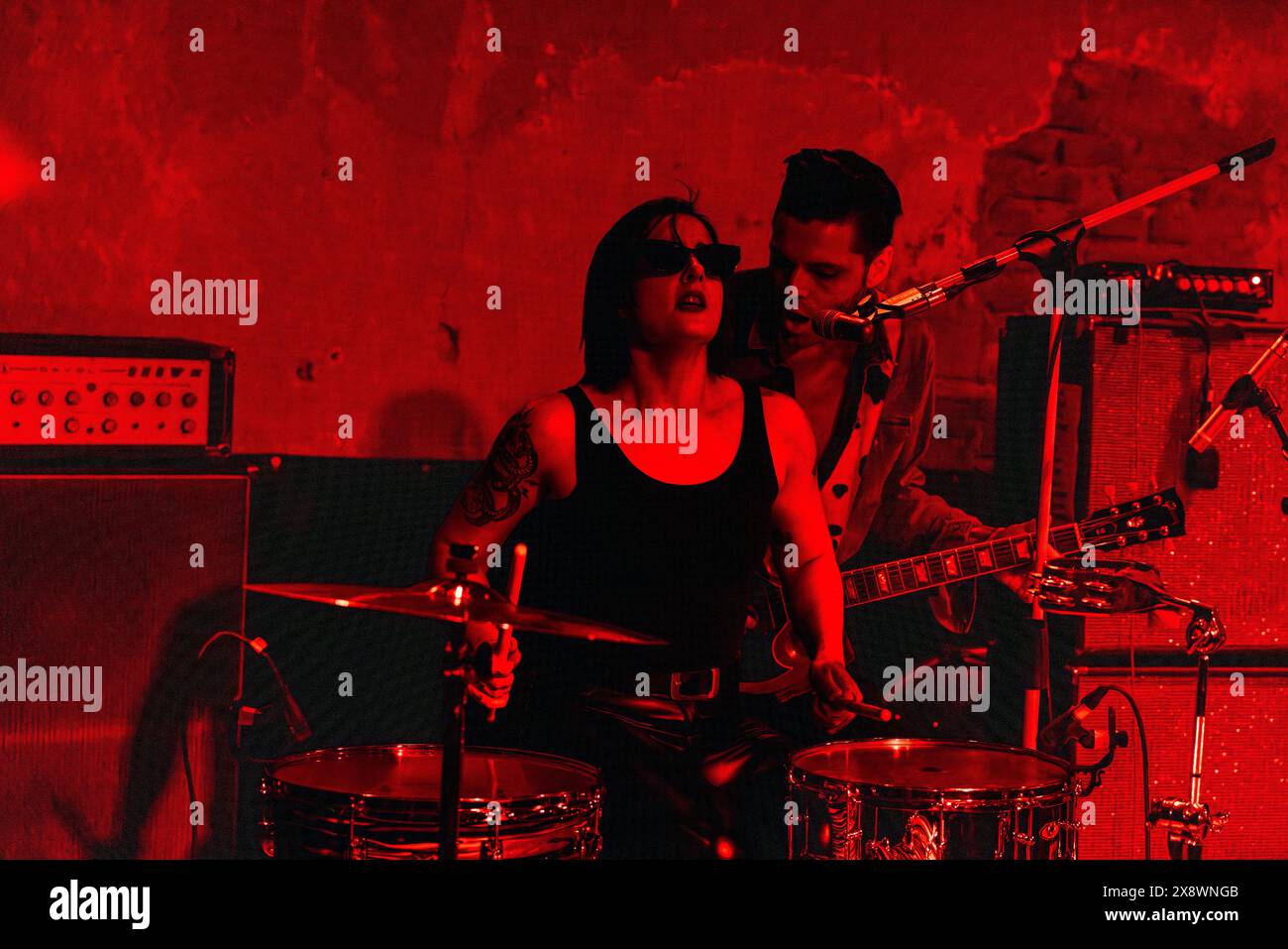 Milano, Italia, 23 aprile 2024. Il duo rock italiano The Devils si esibisce dal vivo all'Arci bellezza di Milano. Crediti: Maria Laura Arturi/Alamy Live News Foto Stock