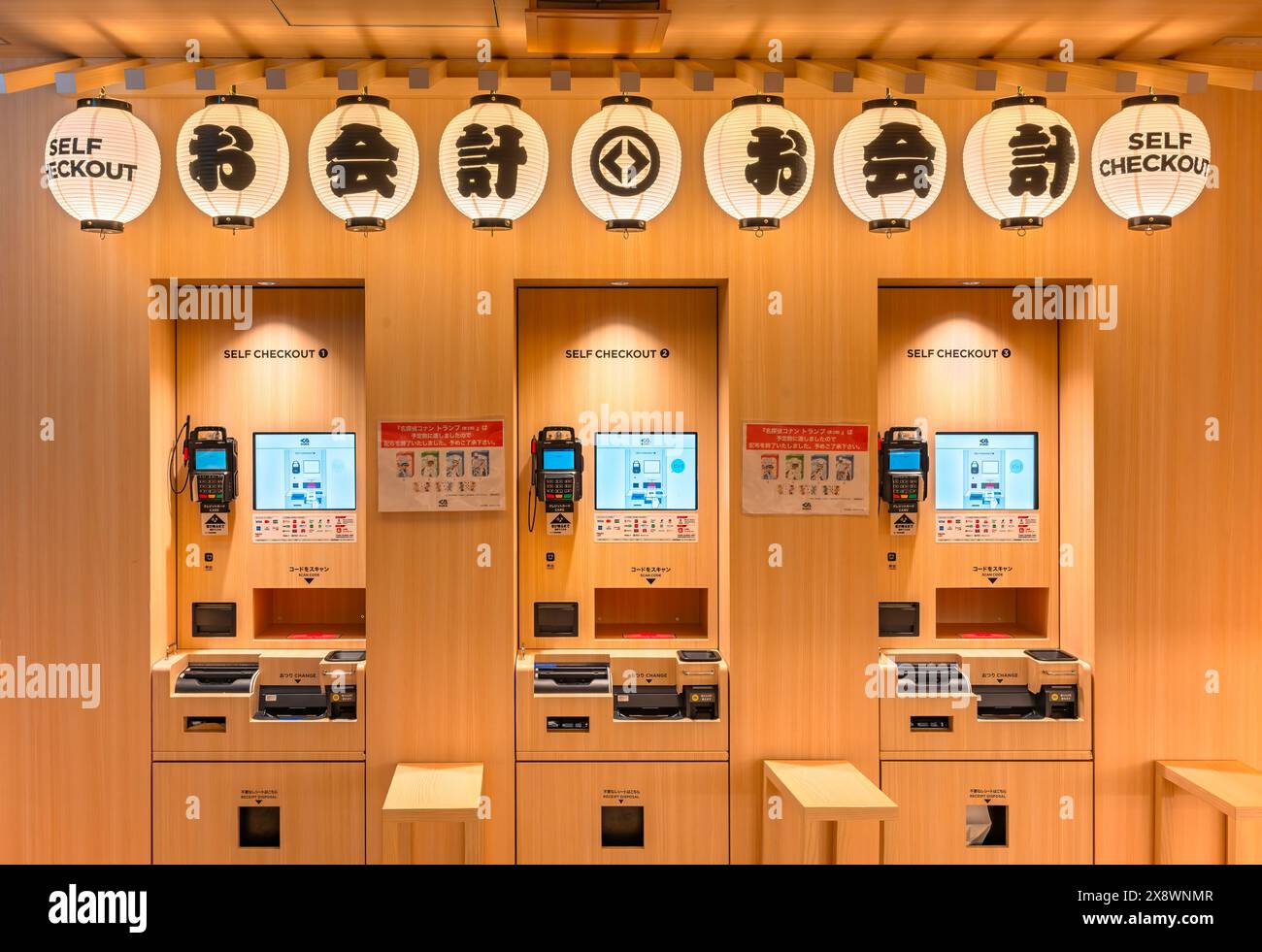 tokyo, giappone - 14 maggio 2024: Angolo giapponese self chekout nel Rivolving Sushi Bar Kurasushi di Ginza decorato sul tema del matsuri festiv estivo Foto Stock